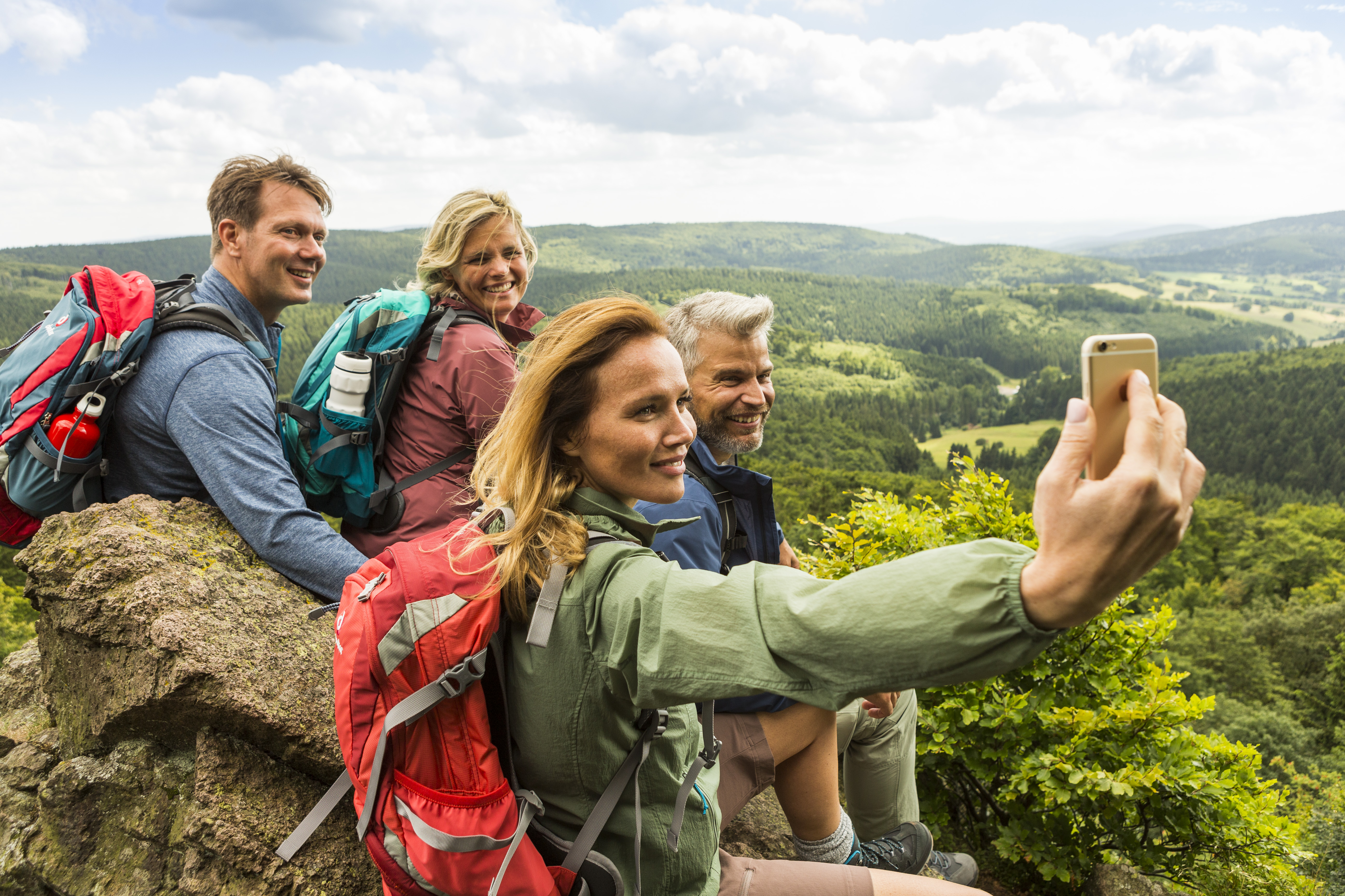 Menschengruppe auf Berg vor Thüringer Wald beim Aufnehmen eines Selfies